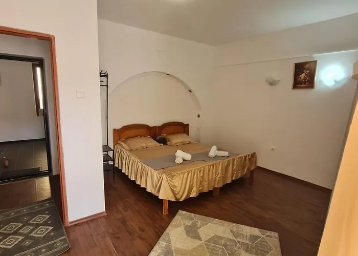 Lägenhet 2 Bedrooms Luxury & 7 Camelia