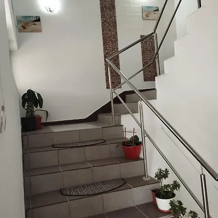 2 Bedrooms Luxury & 7 Camelia Apartman